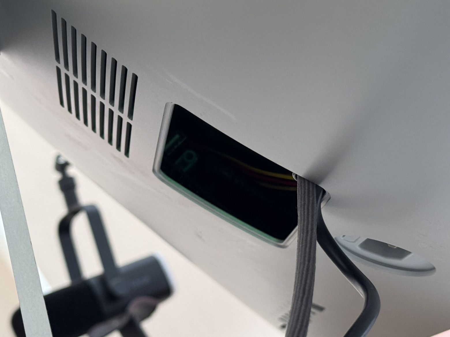 Выход кабелей на задней панели iMac